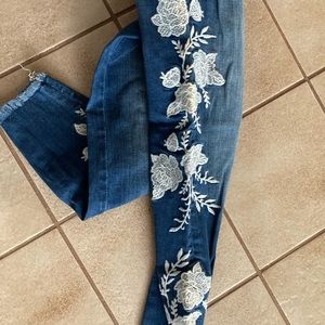 Kut From The Kloth NWOT Ankle Jeans with White Flower embroidery Size 0 25 R